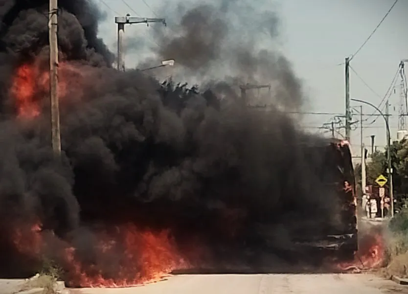 Incendio de colectivo en barrio Nuestro Hogar III (Policía) 1