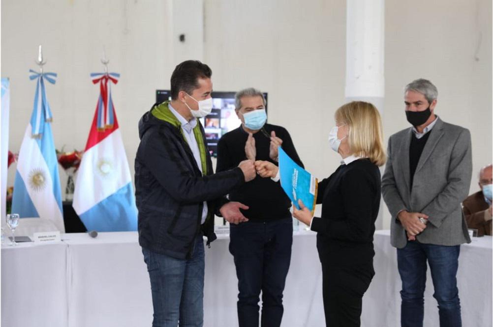 La Provincia entregó fondos a consorcios y a productores agropecuarios