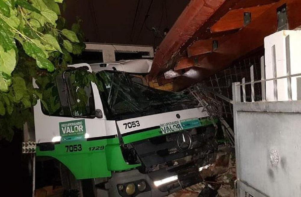 accidente-alto-alberdi-camion-basura by El Doce