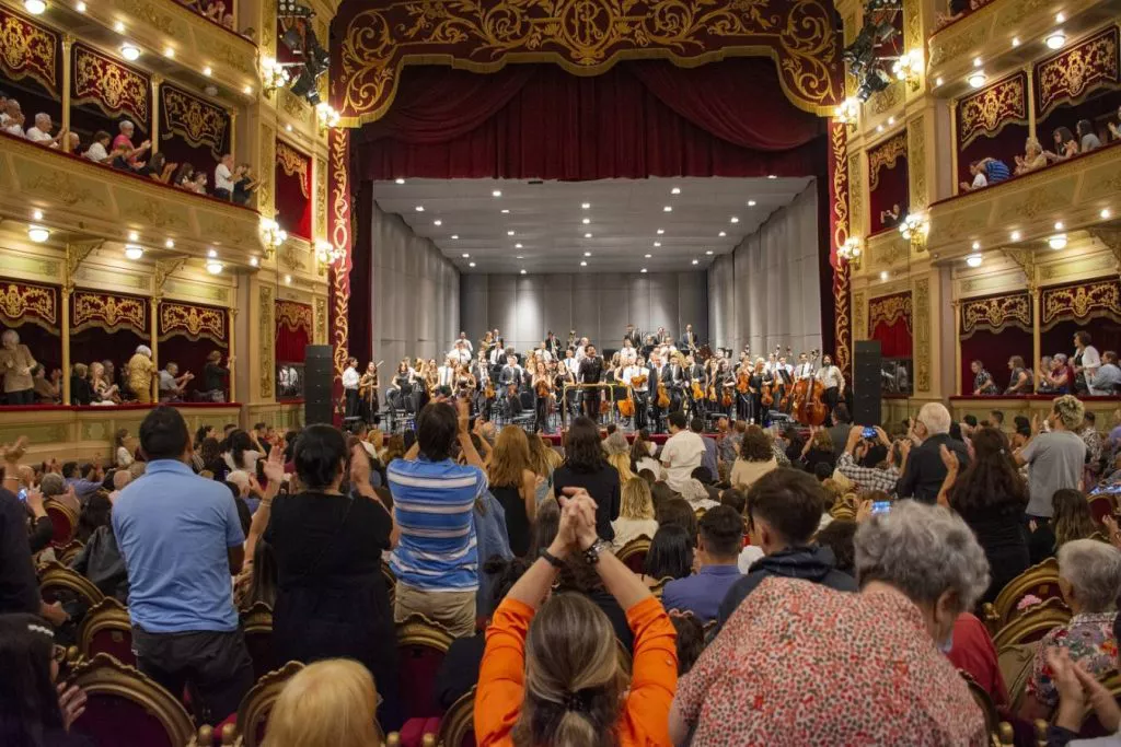 Teatro-a-sala-llena-con-orquesta-1024x683_Orquesta-Sinfonica-de-Cordoba_teatro-del-libertador_2022