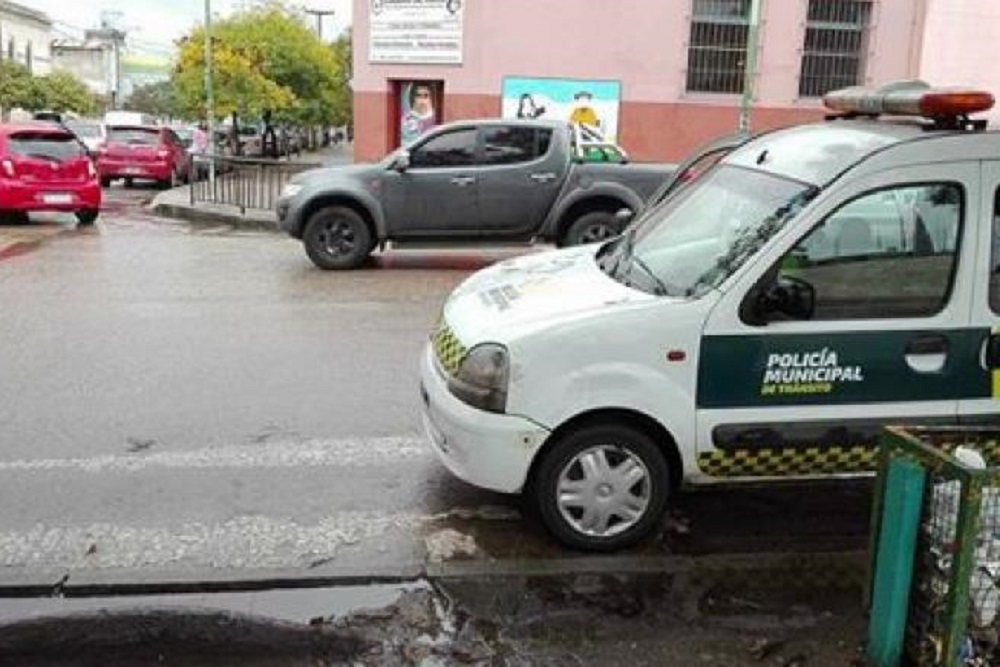 Movil Municipal mal estacionado 2 by Juan Antonio Agu