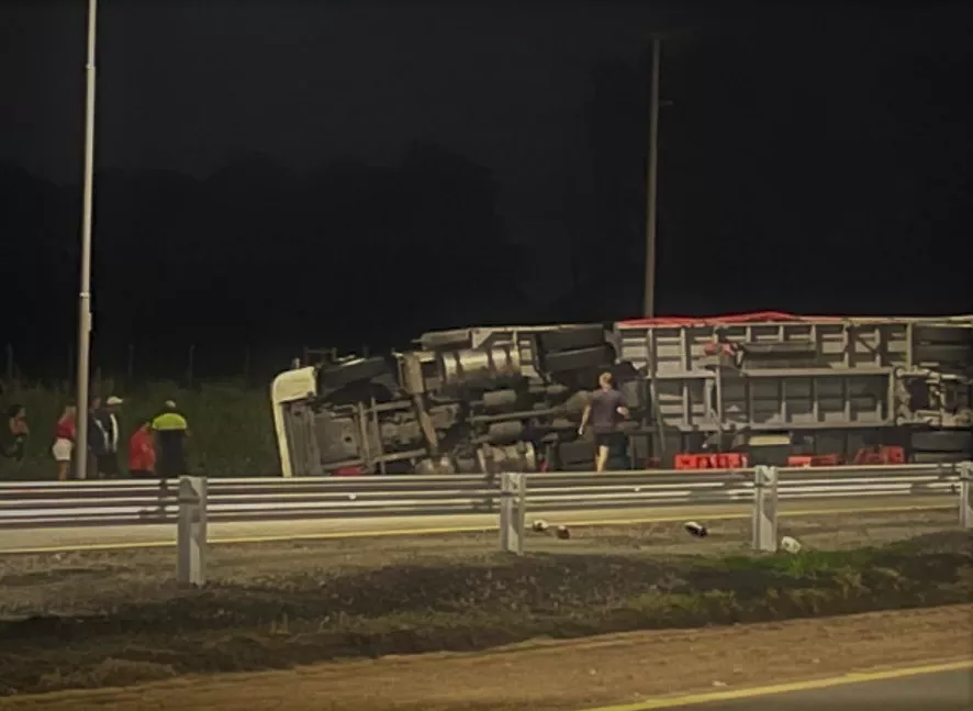 Camión volcó en la ruta c45 (Foto Inés Rotta)