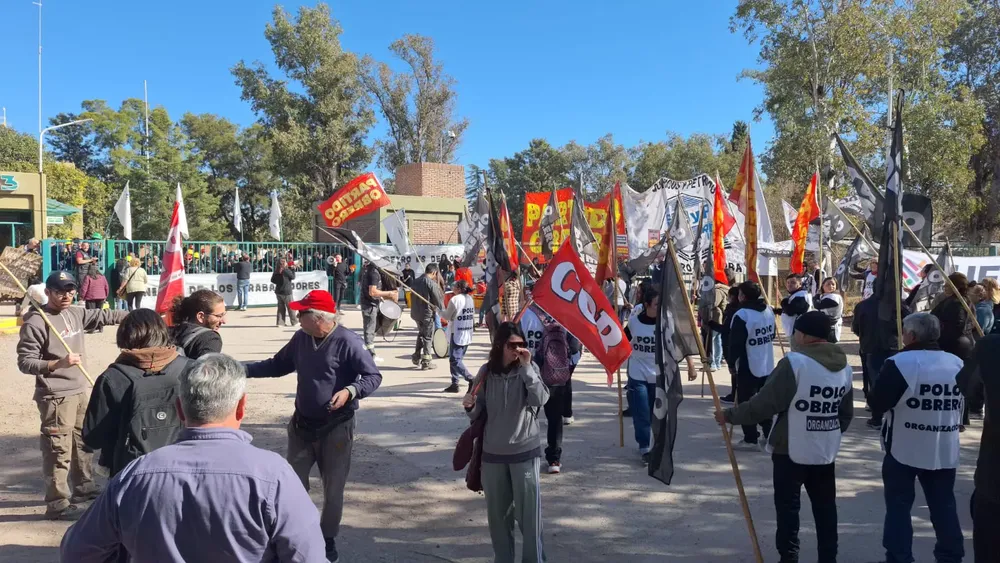 Manifestación en la puerta de la Petroquímica Río Tercero (gentileza)
