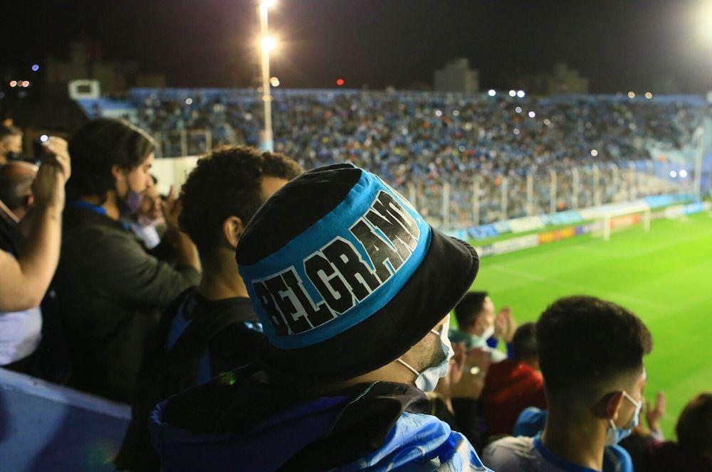 Aforo en los estadios: la Justicia allana la cancha de Belgrano 