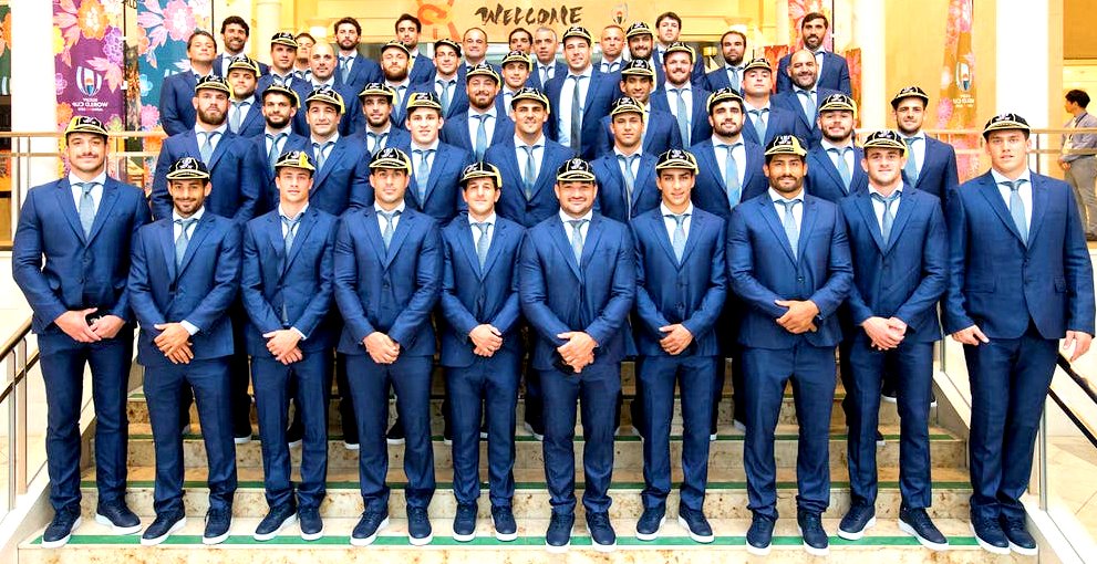 El plantel de Argentina con el cap en recepción japonesa