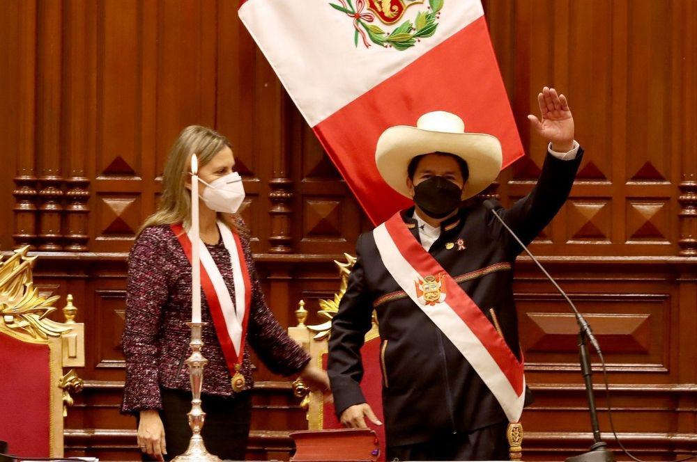 Asume Pedro Castillo en Perú