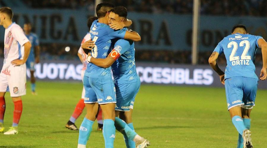 Matias Suárez abrazo