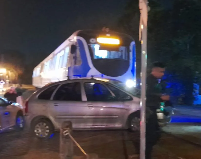 Tren de las Sierras chocó a un auto en Villa Rivera Indarte (Policía) 01