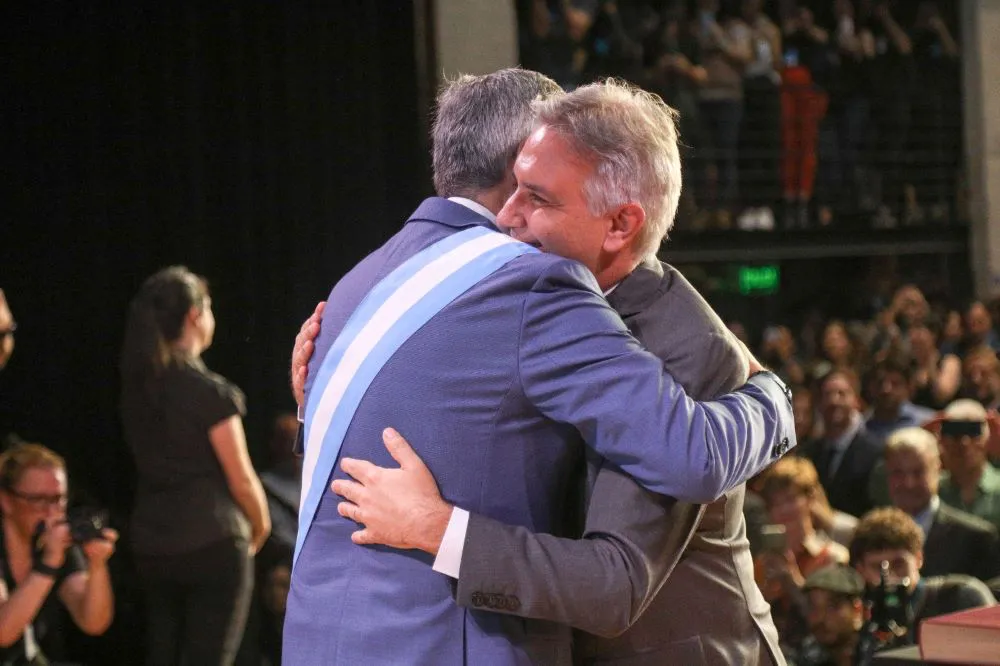 Abrazo Llaryora Passerini