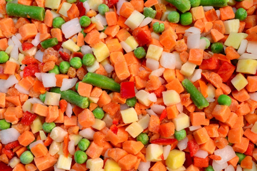 Рубить овощи. Кубики "овощи". Овощи замороженные в кубиках. Замороженные овощи на черном фоне. Овощи кубиками на белом фоне.