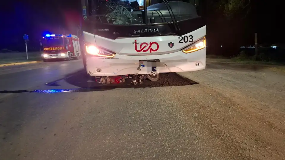 Choque entre colectivo y moto en Tío Pujio (gentileza)