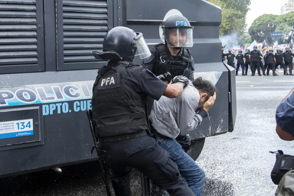 Represión marcha de jubilado by na
