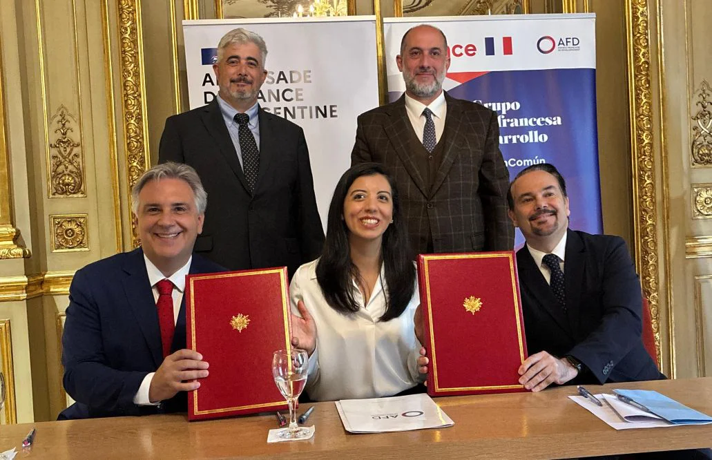 Llaryora y embajador de Francis by prensa.cba