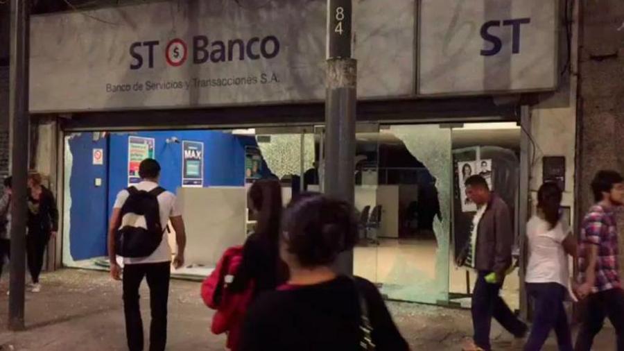 @FedeTelloCba destrozos marcha 02