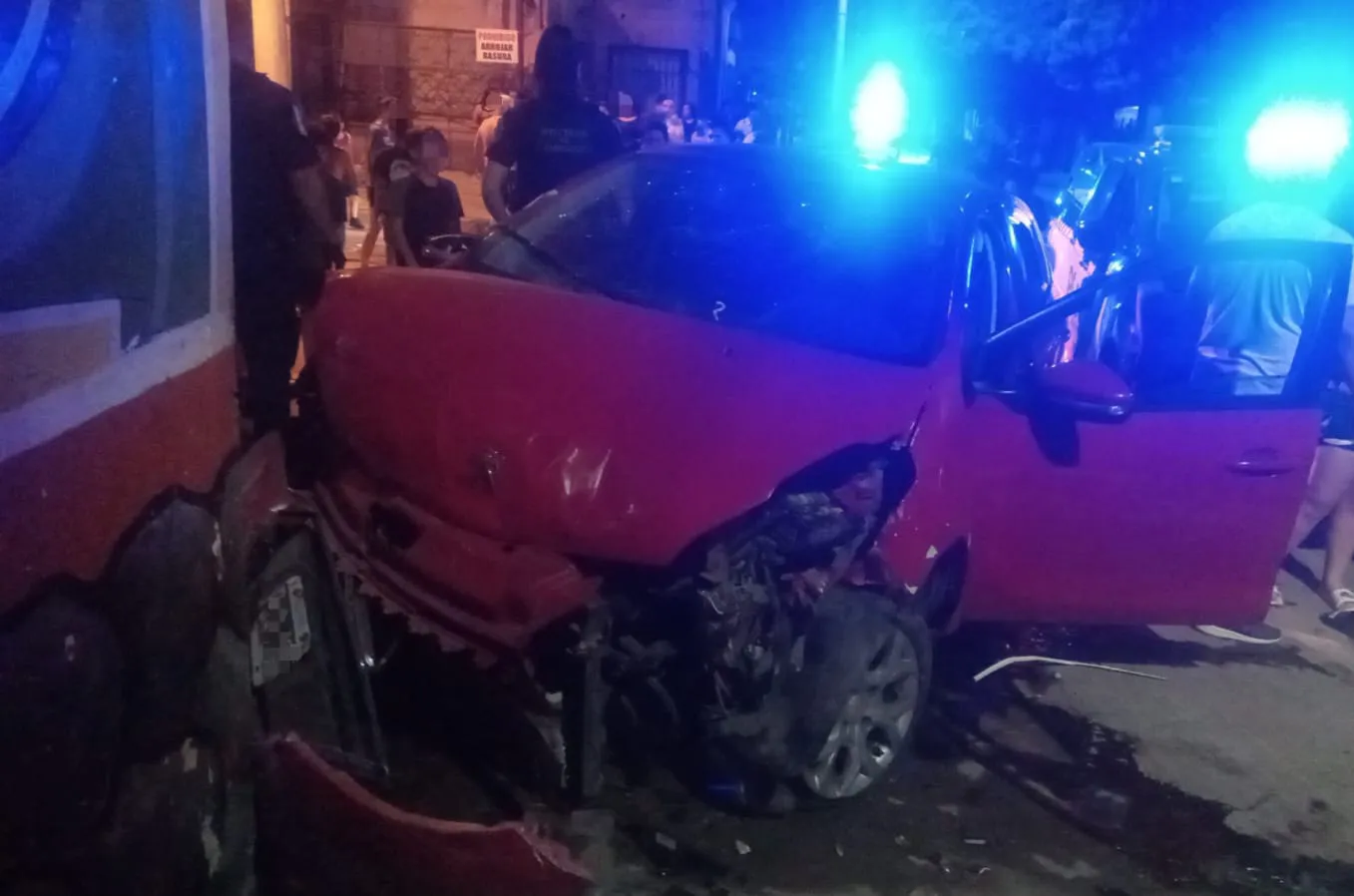 Joven de 14 años chocó con un automóvil que conducía (Policía)