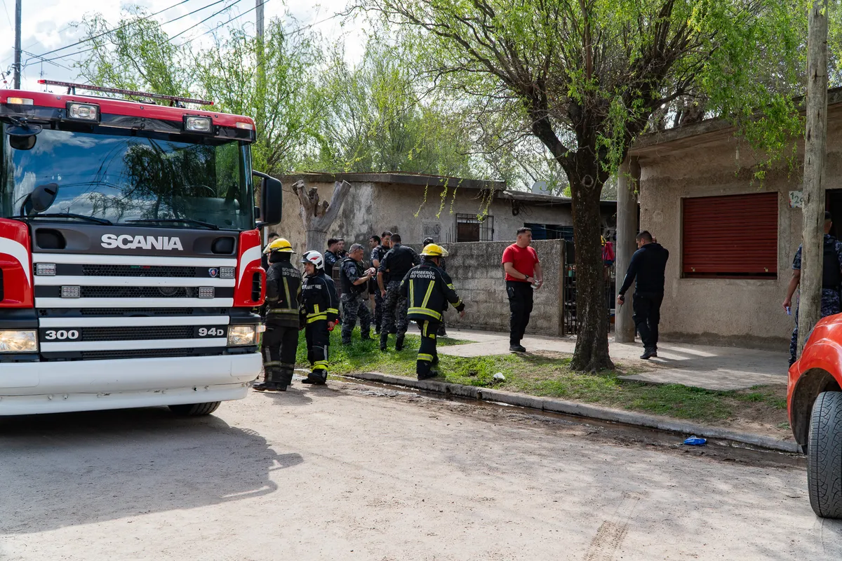 Incendio en barrio Alberdi Río Cuarto (Puntal)