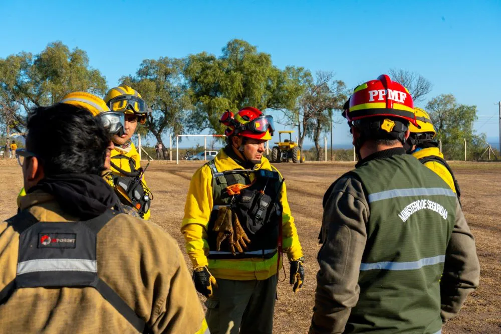Bomberos en incendio prensa.cba