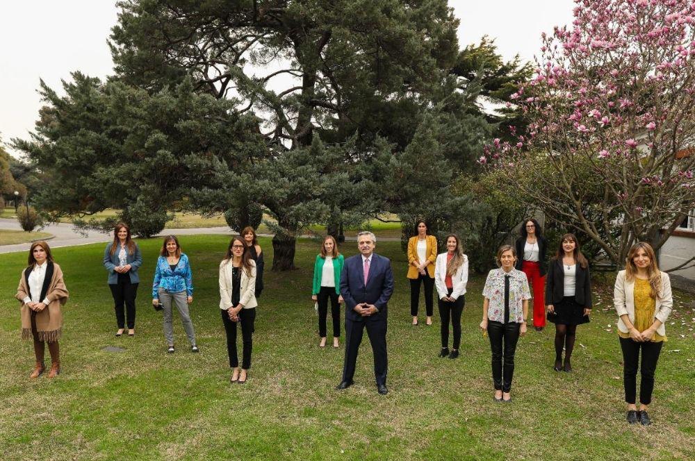 Alberto Fernández con funcionarias y empresarias