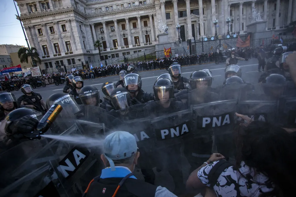 Represión a una nueva marcha de jubilados (NA) 3