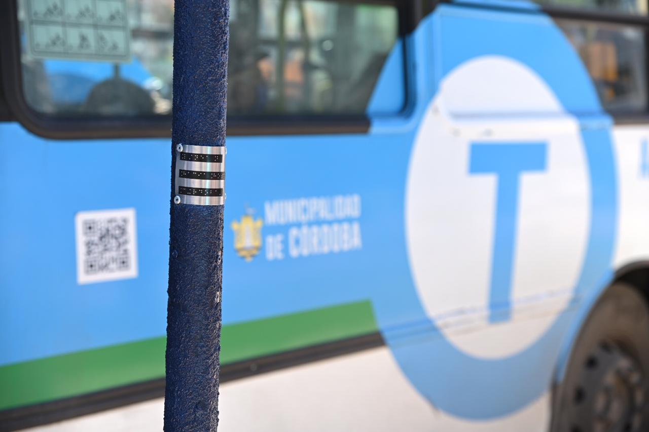 Trolebuses carteleria de braille Municipalidad de Córdoba