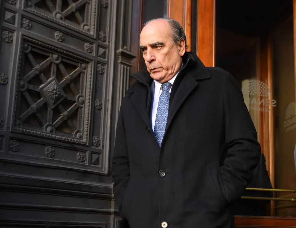 Francos abandona el Senado NA
