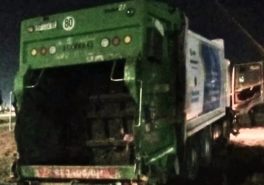 Camión recolector de residuos cayó por una pendiente (Policía)