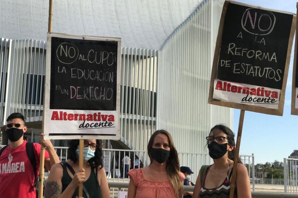 Luciana Echevarría docentes Alternativa docente en las puertas de la Unicameral Prensa MST