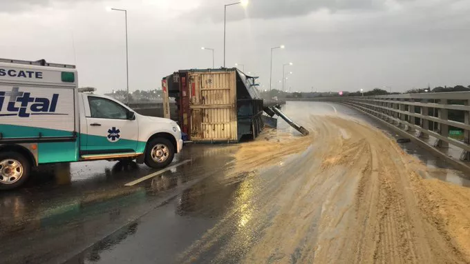 Camión volcó en Avenida de Circunvalación