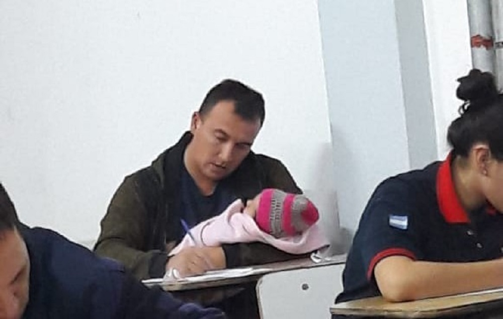 rindió con su beba en brazos by bomberos rio negro
