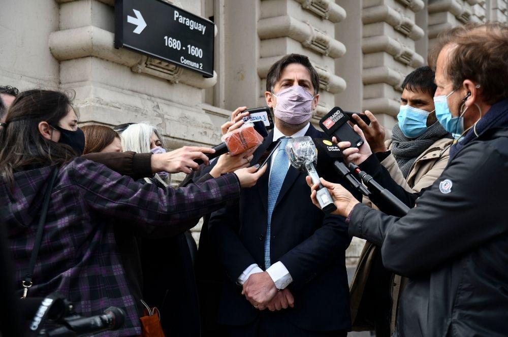 Trotta con periodistas fuera del Ministerio
