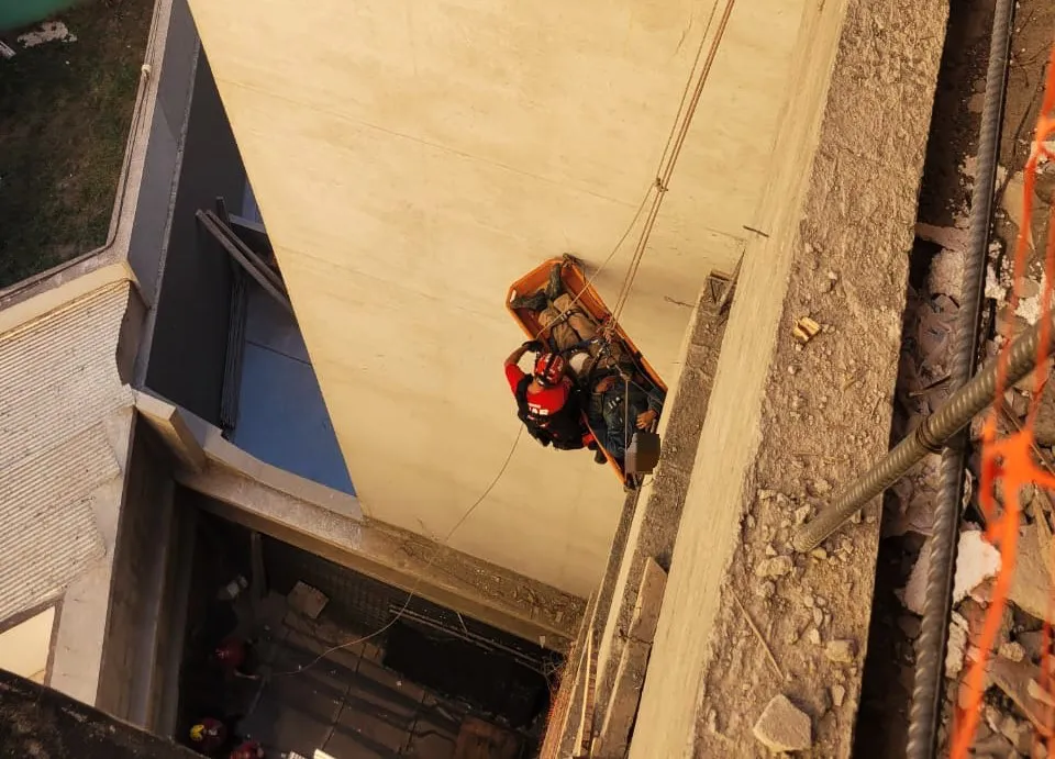Rescate de obrero en edificio de Nueva Córdoba 2