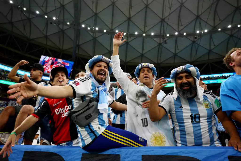 Hinchas en Lusail by NA