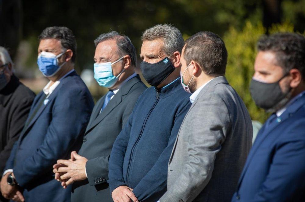 Agustín Rossi en la planta de Pólvoras y Explosivos de Fabricaciones Militares Sociedad del Estado (FM) en Villa María
