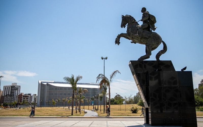 Monumento a Bustos Legisaltura de fondo
