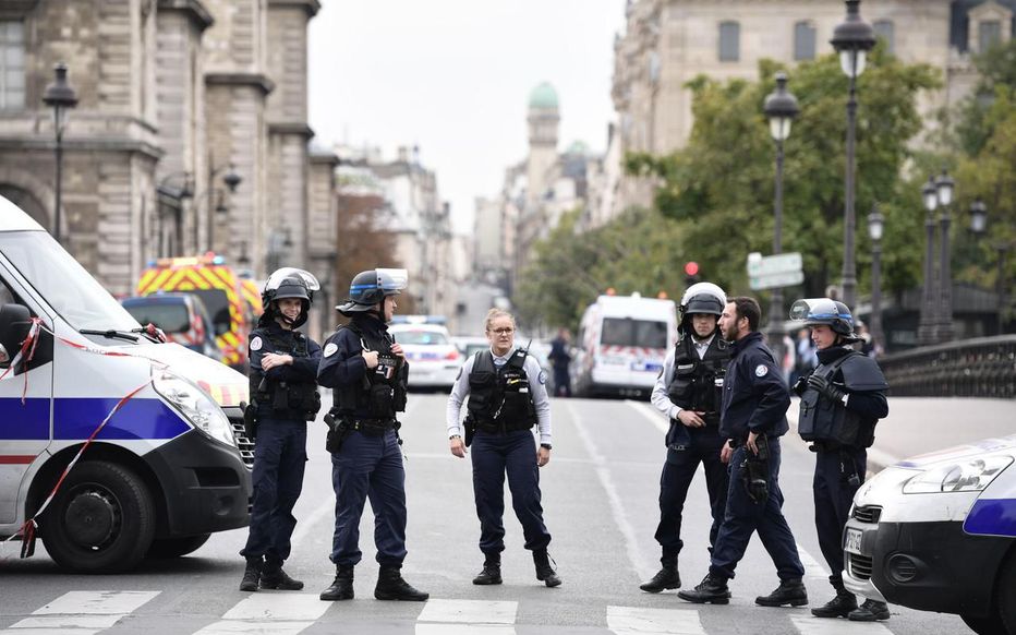 Francia: un hombre asesinó a cuchillazos a cuatro oficiales en París
