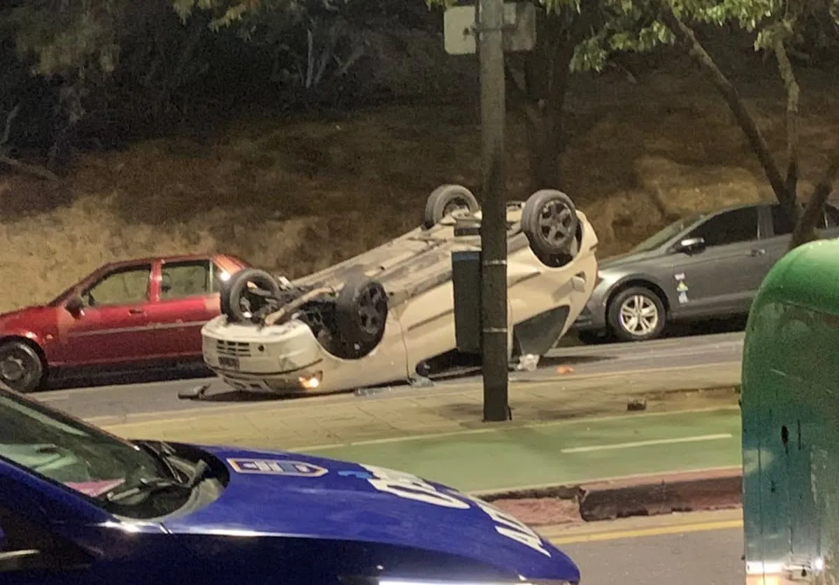 Vuelco en calle Poeta Lugones by gentileza