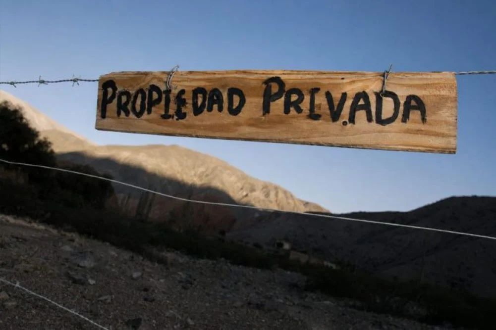 Ley de Tierras by LatFem
