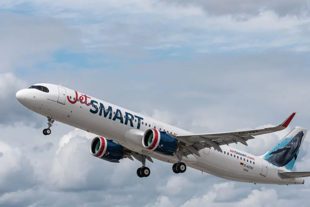 JetSMART-Airbus-A321 by AeroErmo