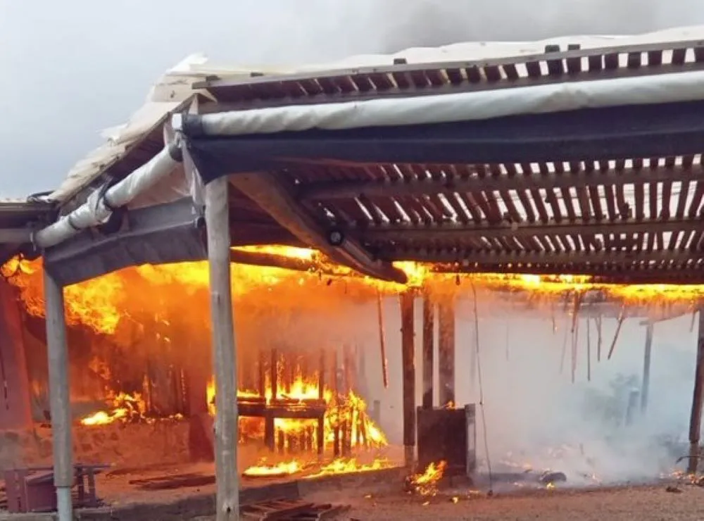 Incendio en parador Policía Cba