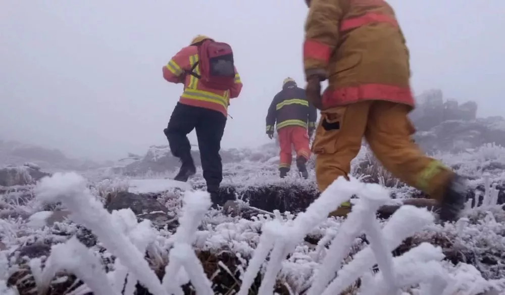 recate en el Champaquí helado by facebook Bomberos Yacanto