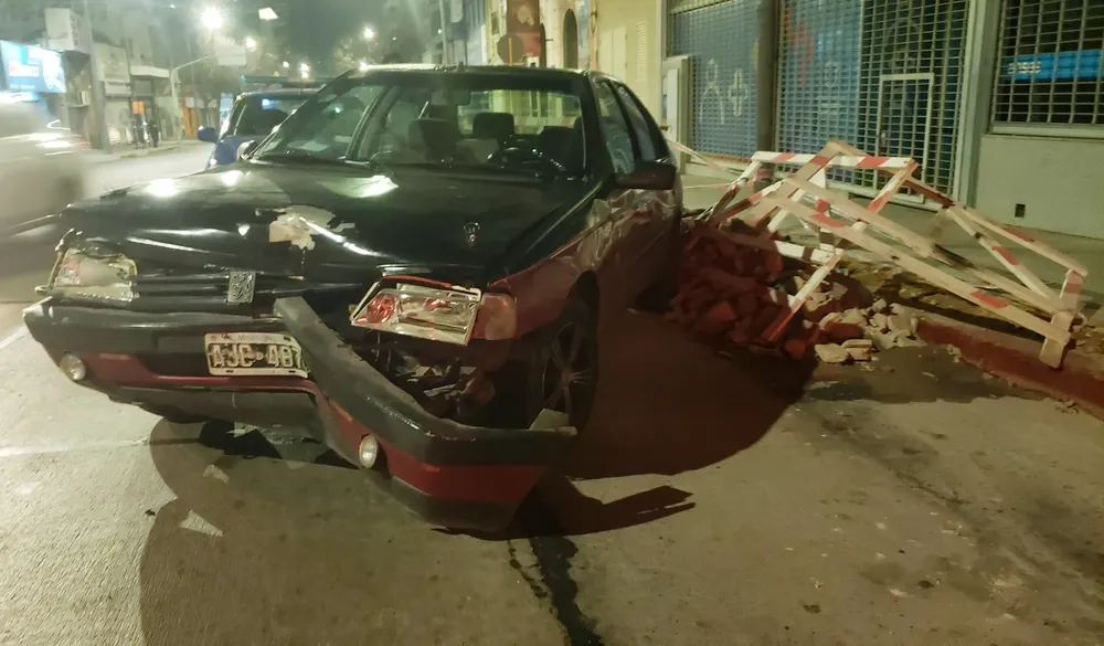 Auto chocó violentamente en el Puente Avellaneda (Leonardo Guevara)