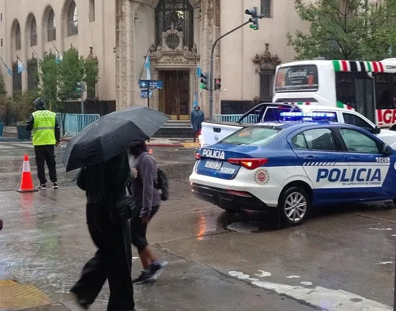 choque de colectivo a una peatona by poli