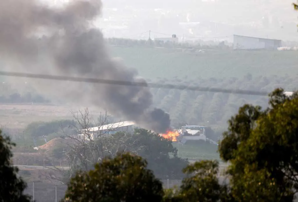 Columnas de humo en Gaza by NA Reuters