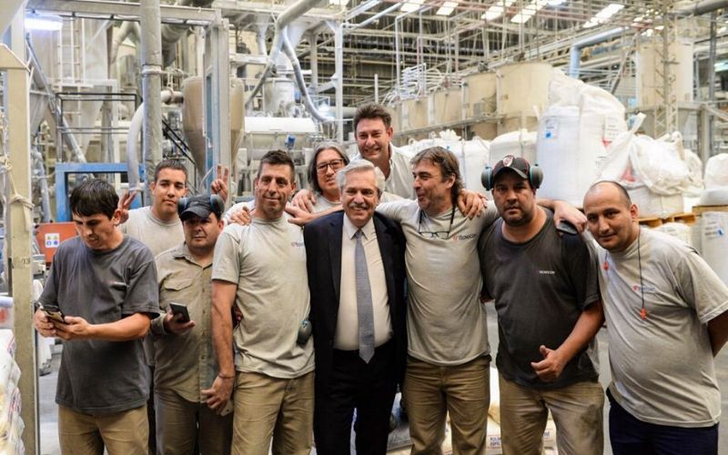 Fernández con trabajadores Pyme en Tres de Febrero NA