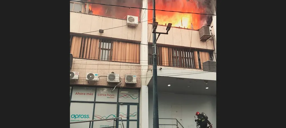 Incendio en edificio contiguo al Apross (Policía) 2