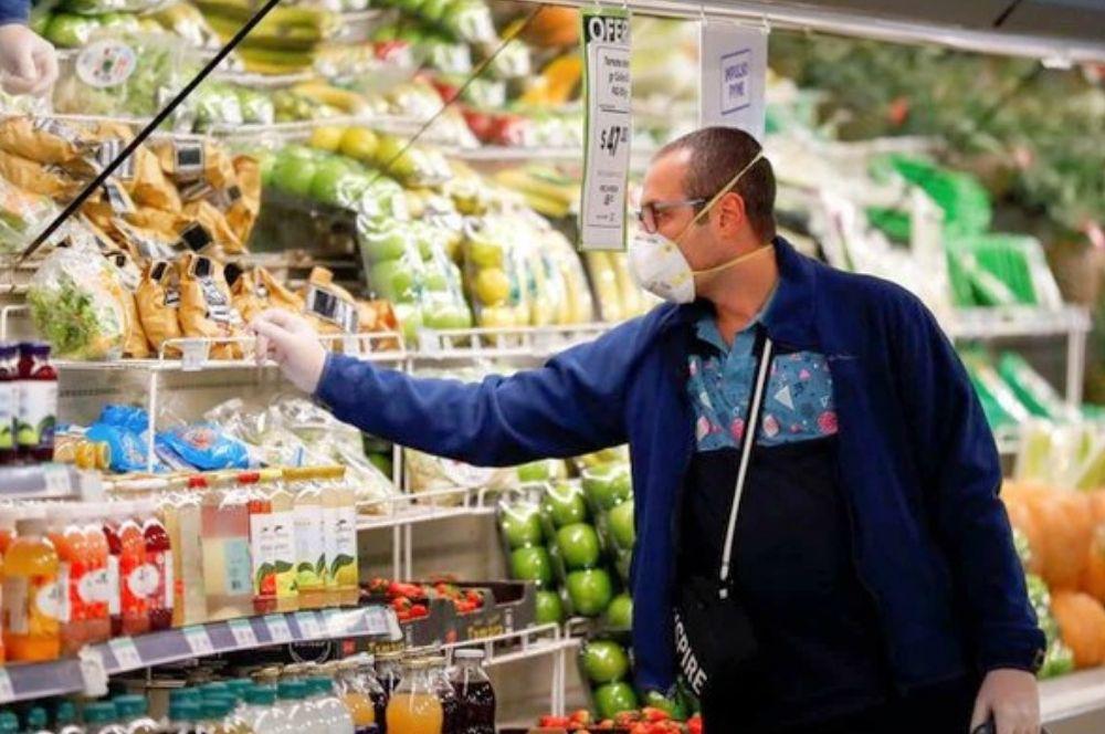 Supermercado gente con barbijo