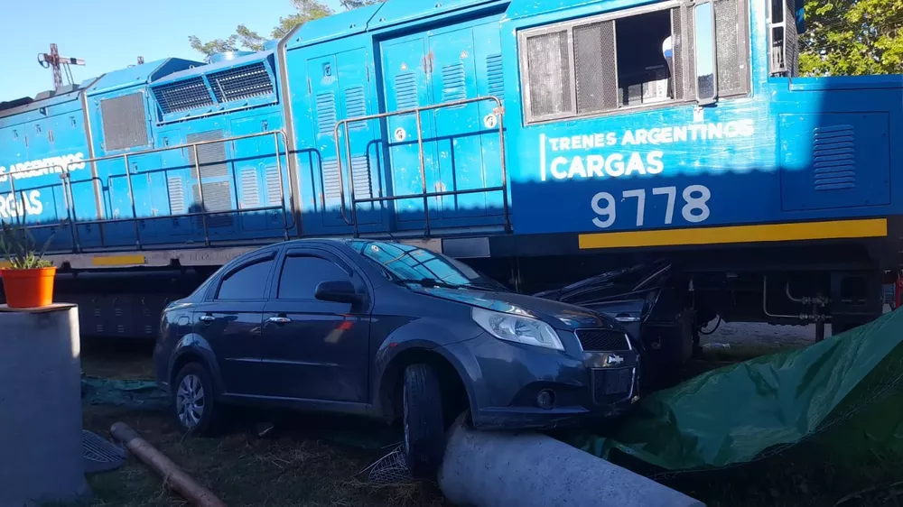 Choque de auto y tren en Alta Córdoba (Foto. Policía)