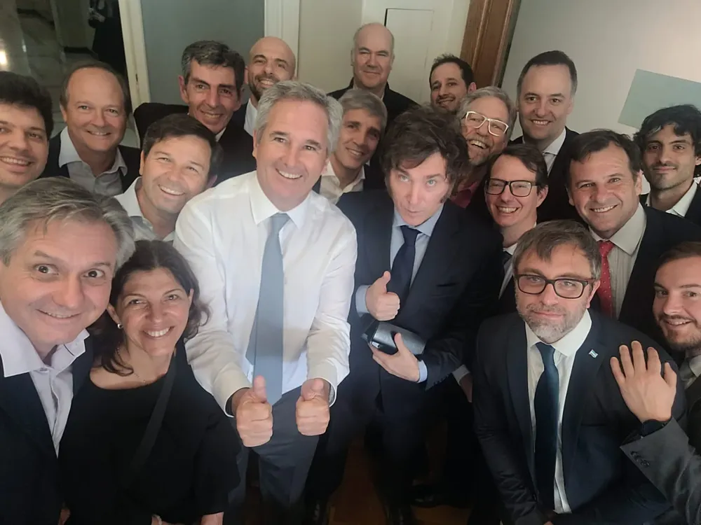 Milei visitó el Ministerio de Economía en la previa al presupuesto 2025 by X