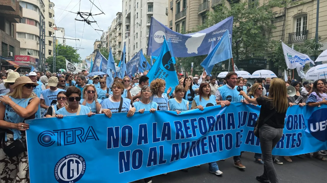 Marcha de gremios estatales por los aportes a la Caja (UEPC)