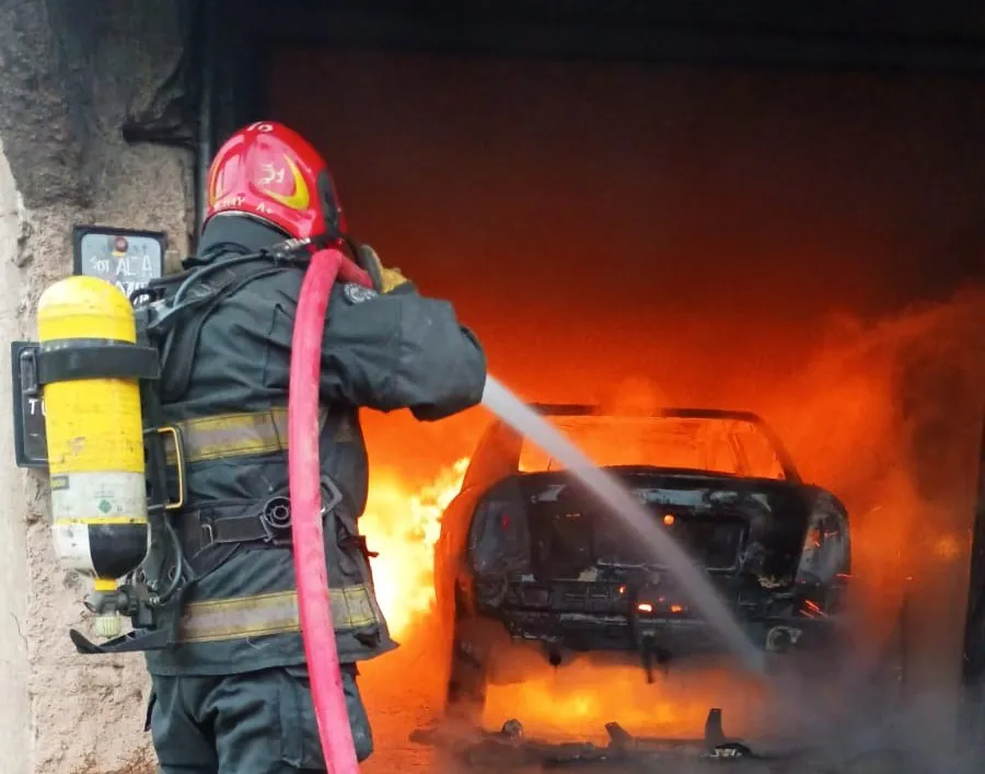 Vehículo incendiado en garage de Villa El Libertador (Policía)